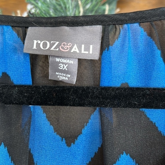 ROZ & ALI Royal Blue/Black Zig/Zag Pattern Sheer Tie Front Blouse, Size 3X, EUC. - Picture 3 of 7